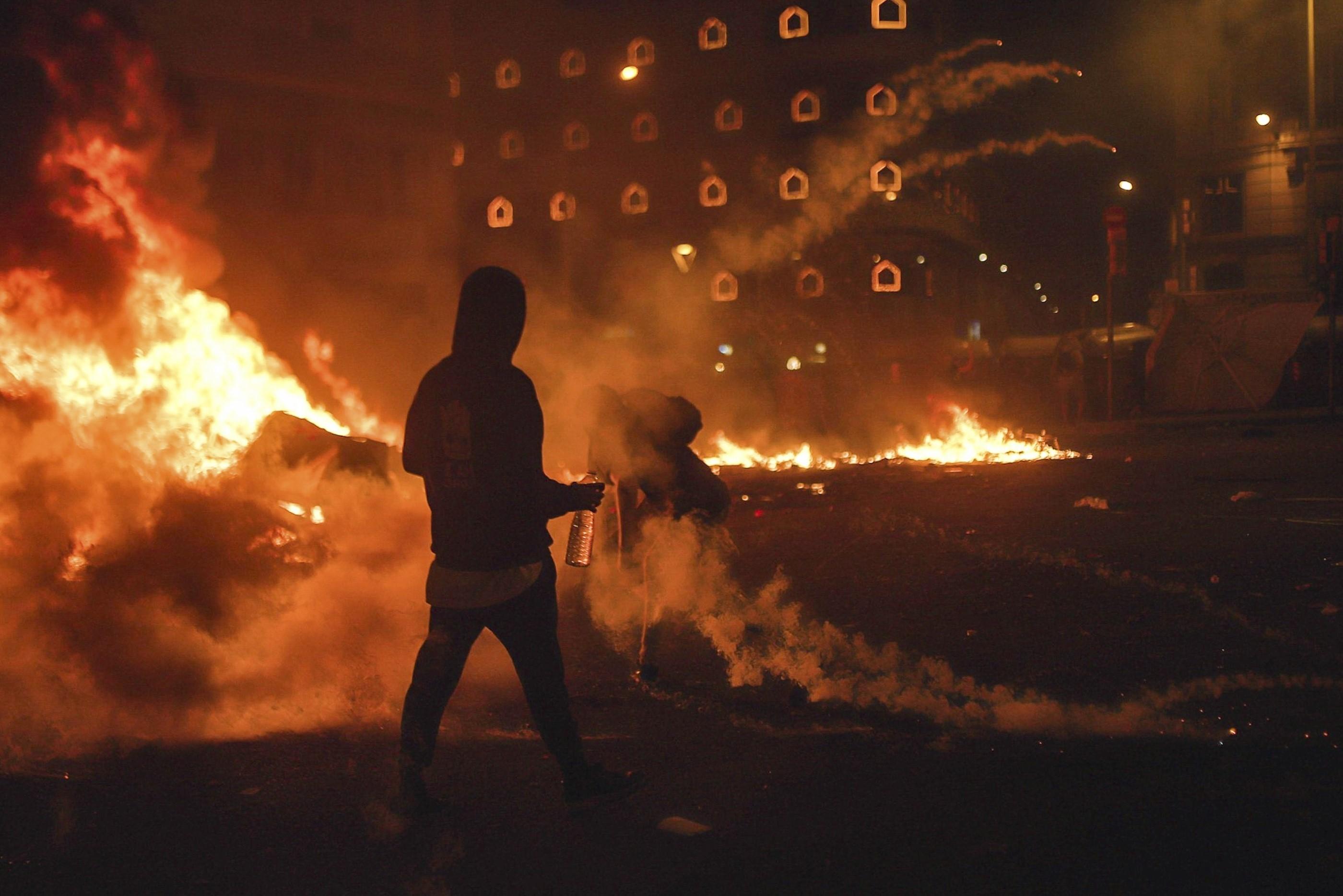 Independentistas radicales quemando objetos. Fuente: Europa Press.