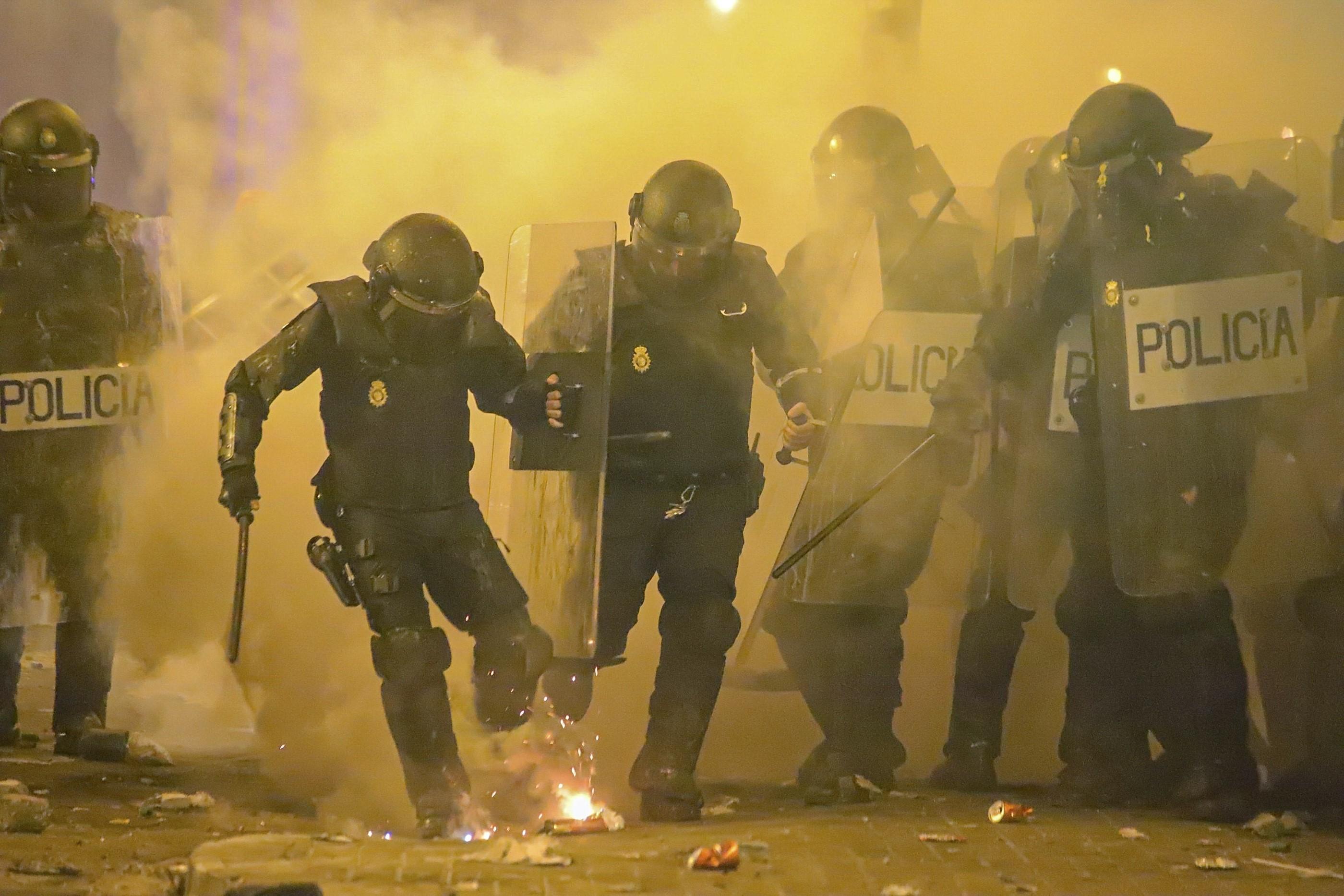 La Policía Nacional apagando el fuego. Fuente: EP.
