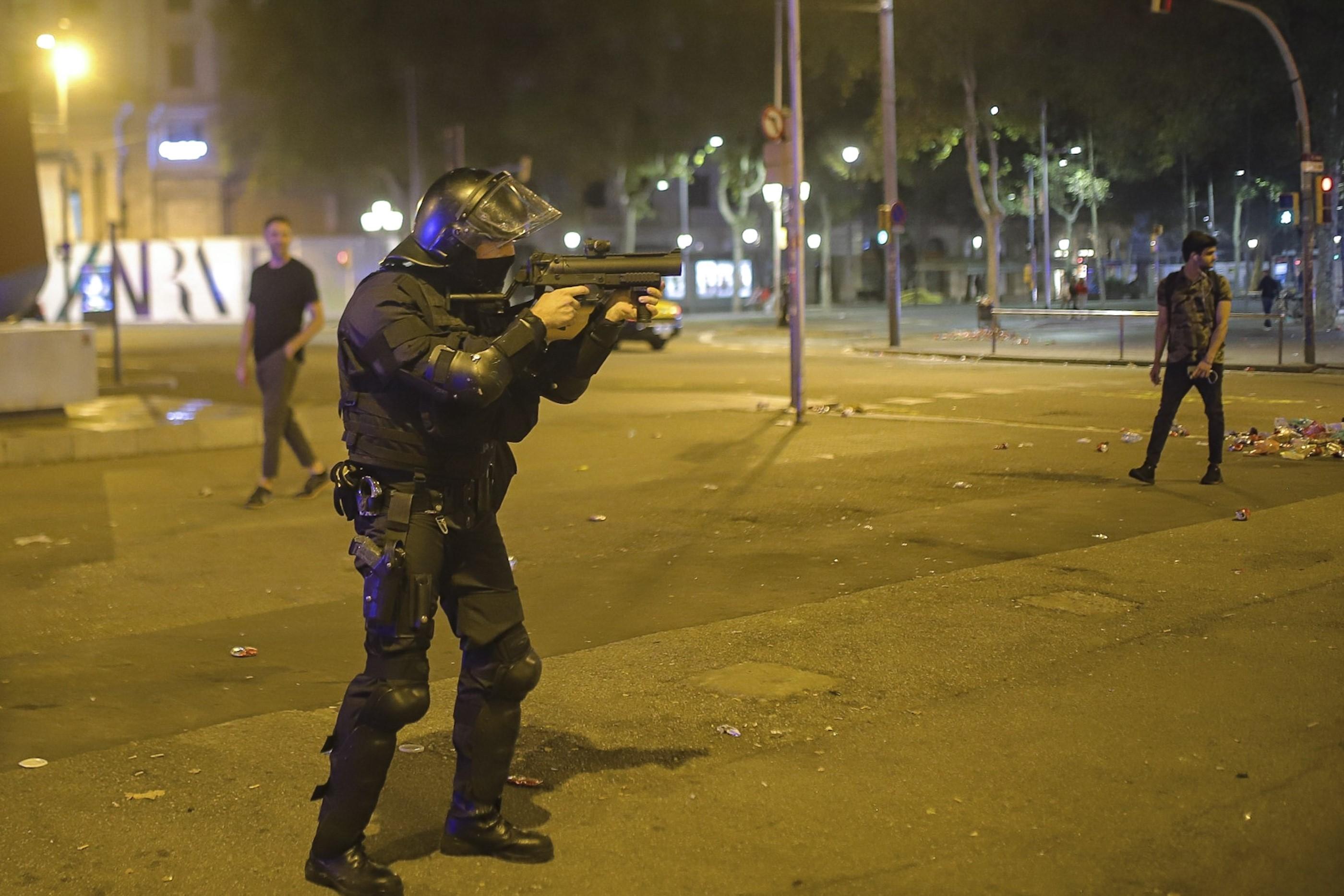 Un policía disparando su arma contra los manifestantes. Fuente: EP.