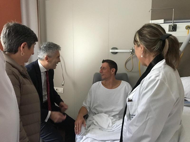 El ministro del Interior en funciones, Fernando Grande-Marlaska, visitando a uno de los policías herido durante los disturbios de Barcelona. Fuente: ElPlural.com