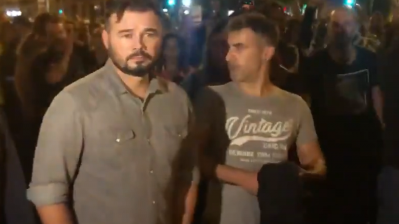 Gabriel Rufián en el momento de ser increpado por parte de los manifestantes
