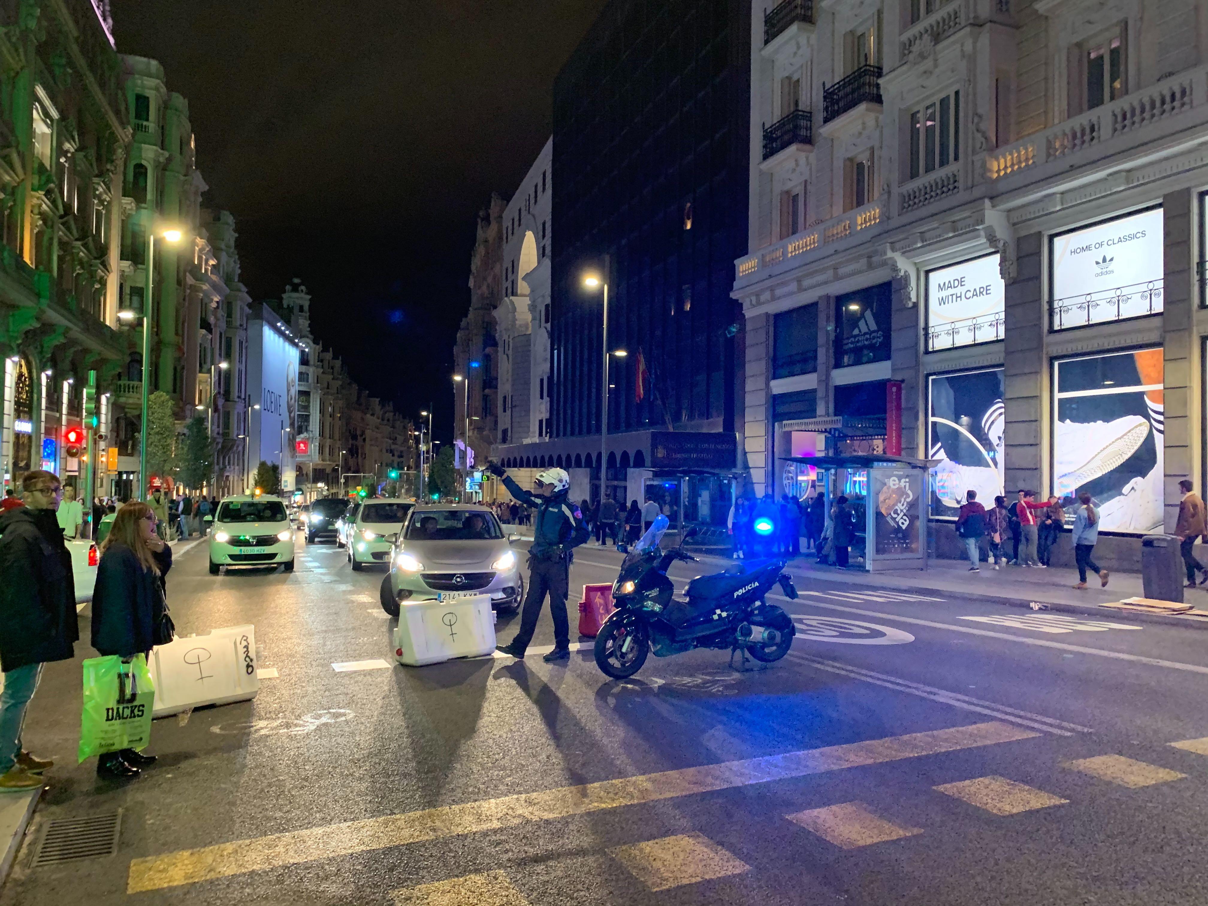 La policía cierra el paso en la Gran Vía de Madrid