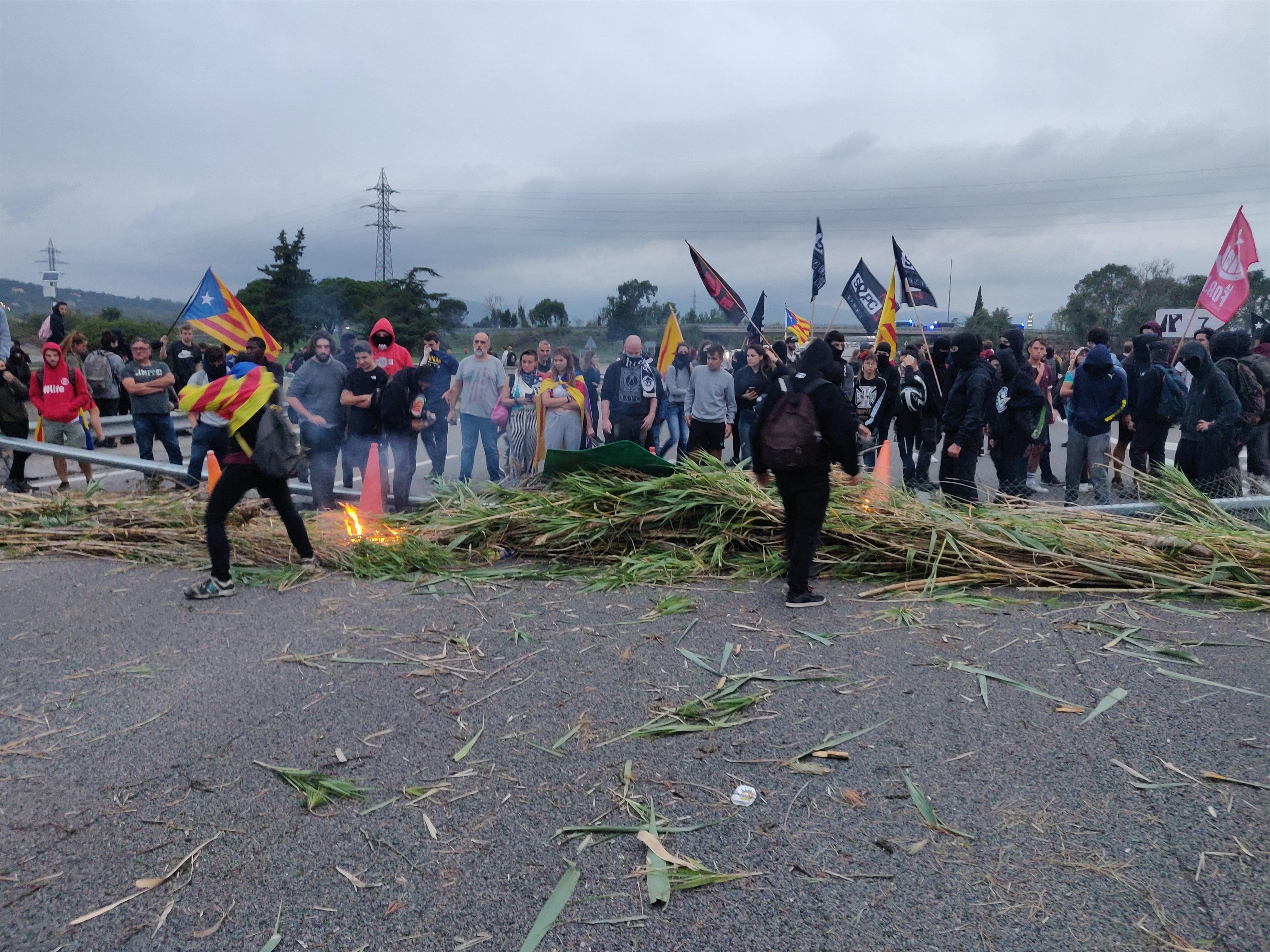 Manifestantes cortan la AP 7 en Girona contra la sentencia del proceso independentista (1)