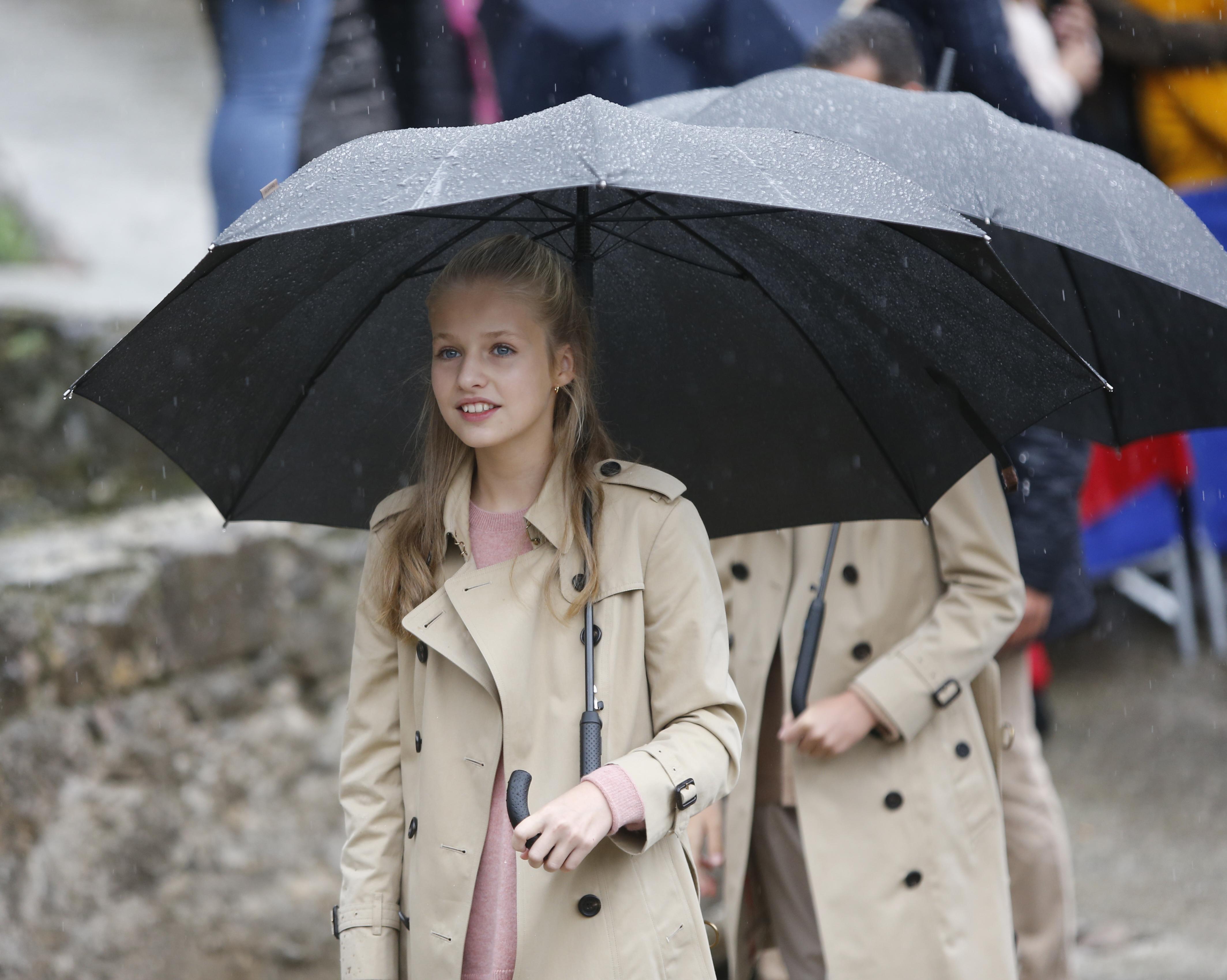 La princesa Leonor se cubre con un paraguas negro por la lluvia durante su visita a Asiego pueblo ejemplar de Asturias 2019 en Asturias a 19 de octubre de 2019 
