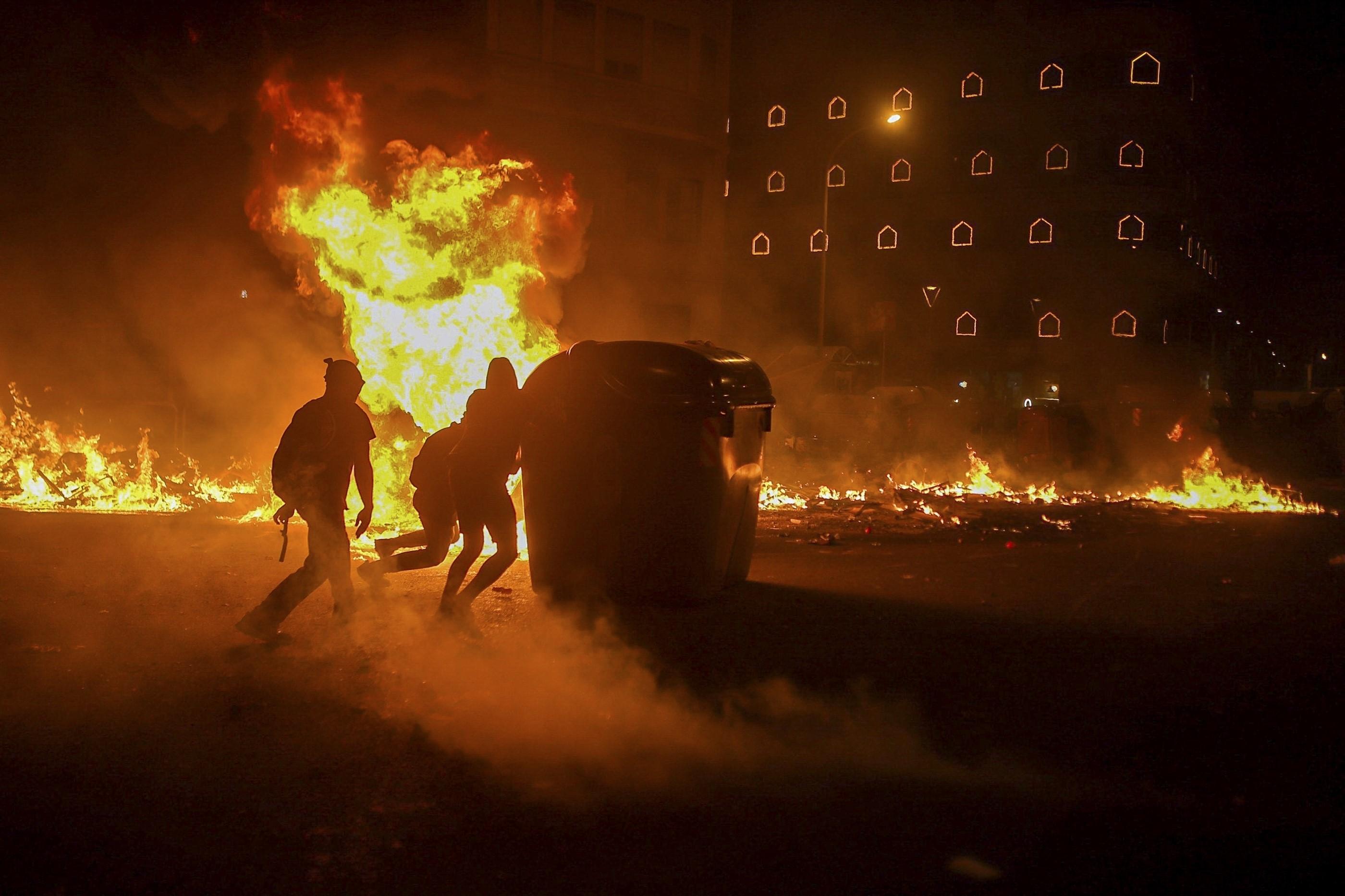Barricadas en llamas en Barcelona durante las protestas