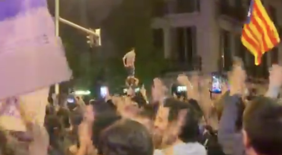 Un casteller se baja los pantalones frente a la policía en Barcelona