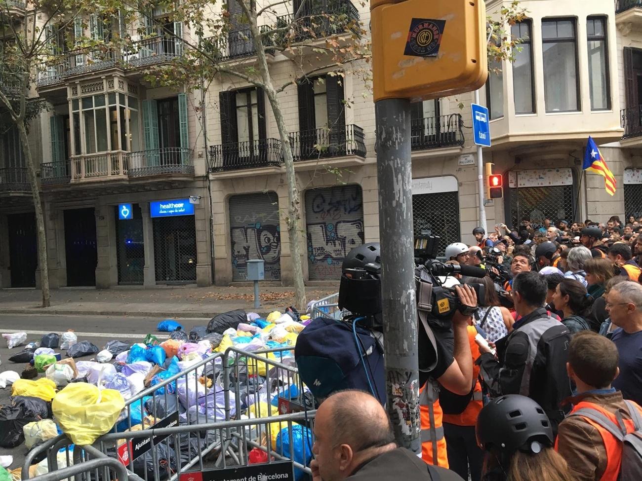 Lanzamiento de bolsas de basura en las proximidades de la Delegación del Gobierno en Cataluña