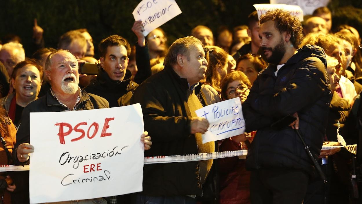 'Spriman' y un grupo de seguidores, en un acto contra el PSOE en noviembre de 2018 ÁLEX CÁMARA/EP