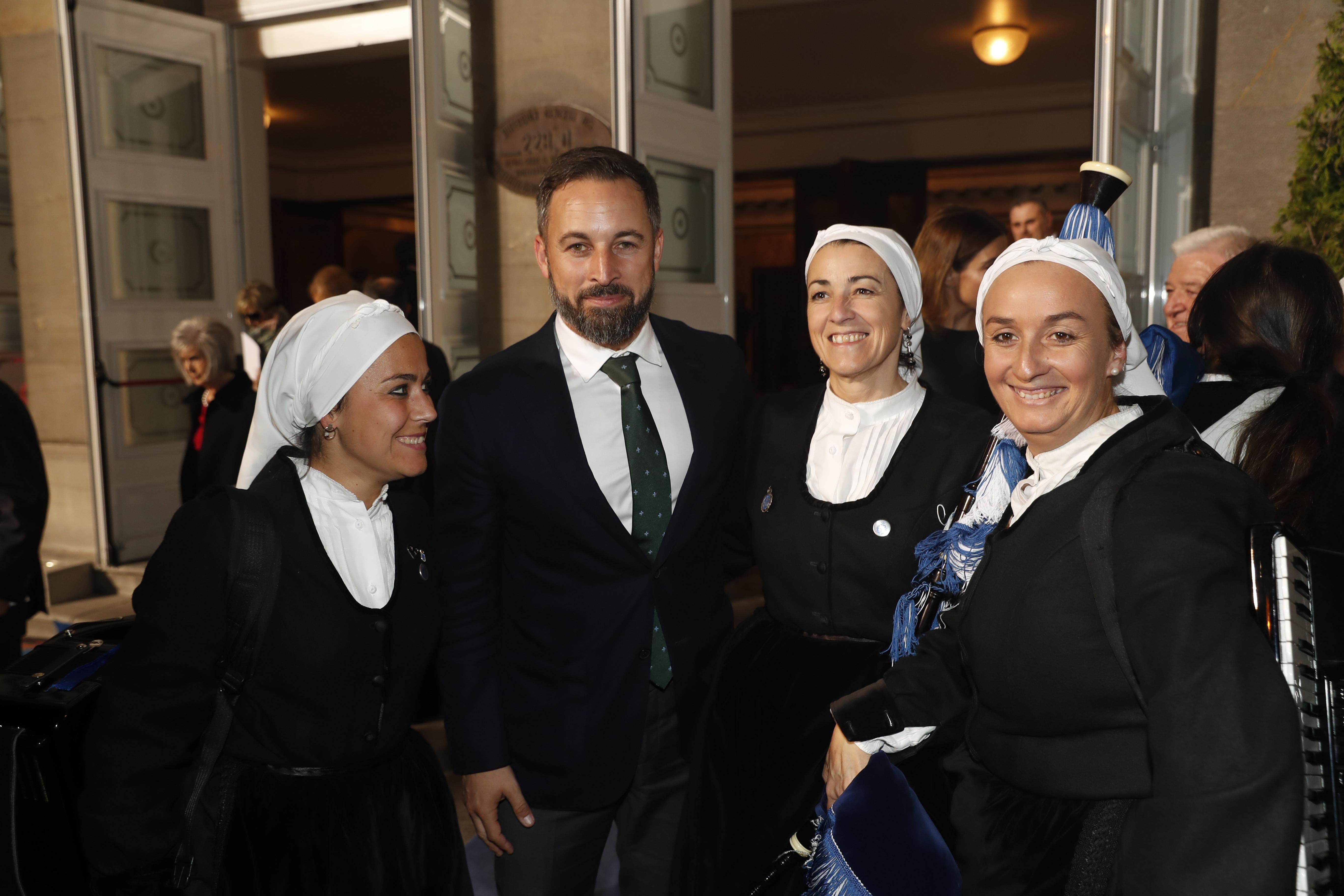 El líder de Vox, Santiago Abascal, junto a unas gaiteras a su salida del Teatro Campoamor tras la Ceremonia de entrega de los Premios Princesa de Asturias 2019