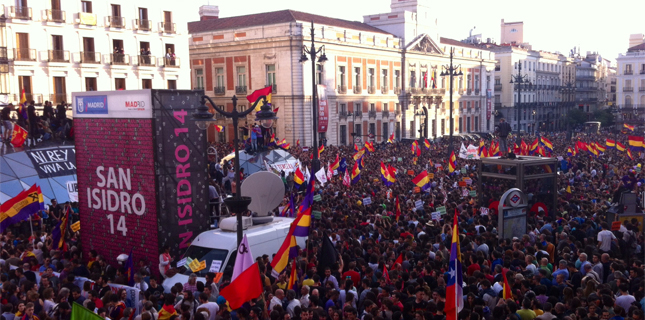 La Puerta del Sol se viste con la tricolor