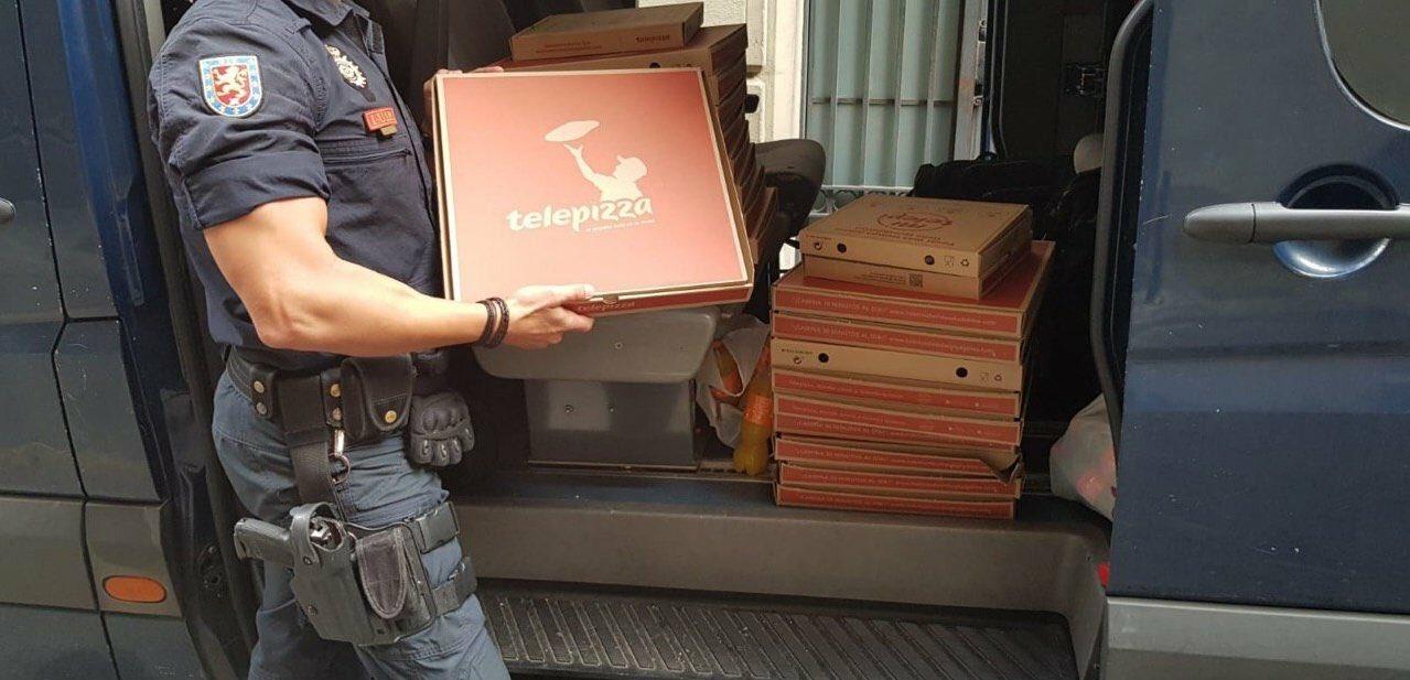 Un policía en Cataluña recoge las pizzas enviadas desde ForoCoches. Fuente: Twitter.