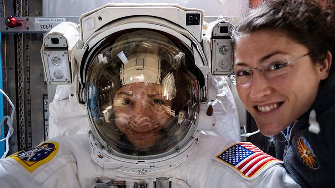 La astronauta Christina Koch (derecha) posa con su compañera de la NASA Jessica Meir (izquierda). Fuente: NASA.