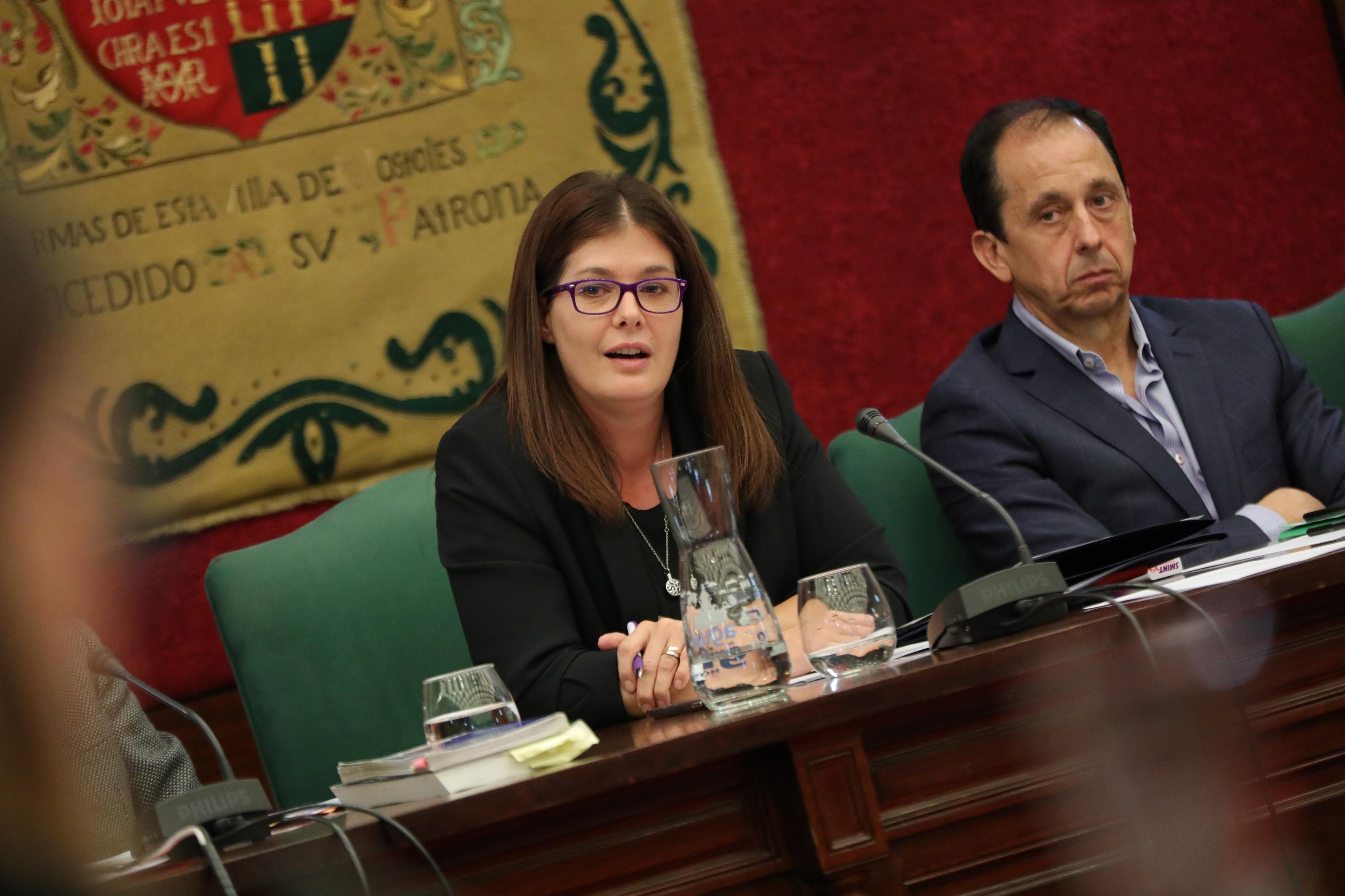 La alcaldesa de Móstoles, Noelia Posse, durante el pleno extraordinario en el que se ha decidido su reprobación. Fuente: Europa Press.