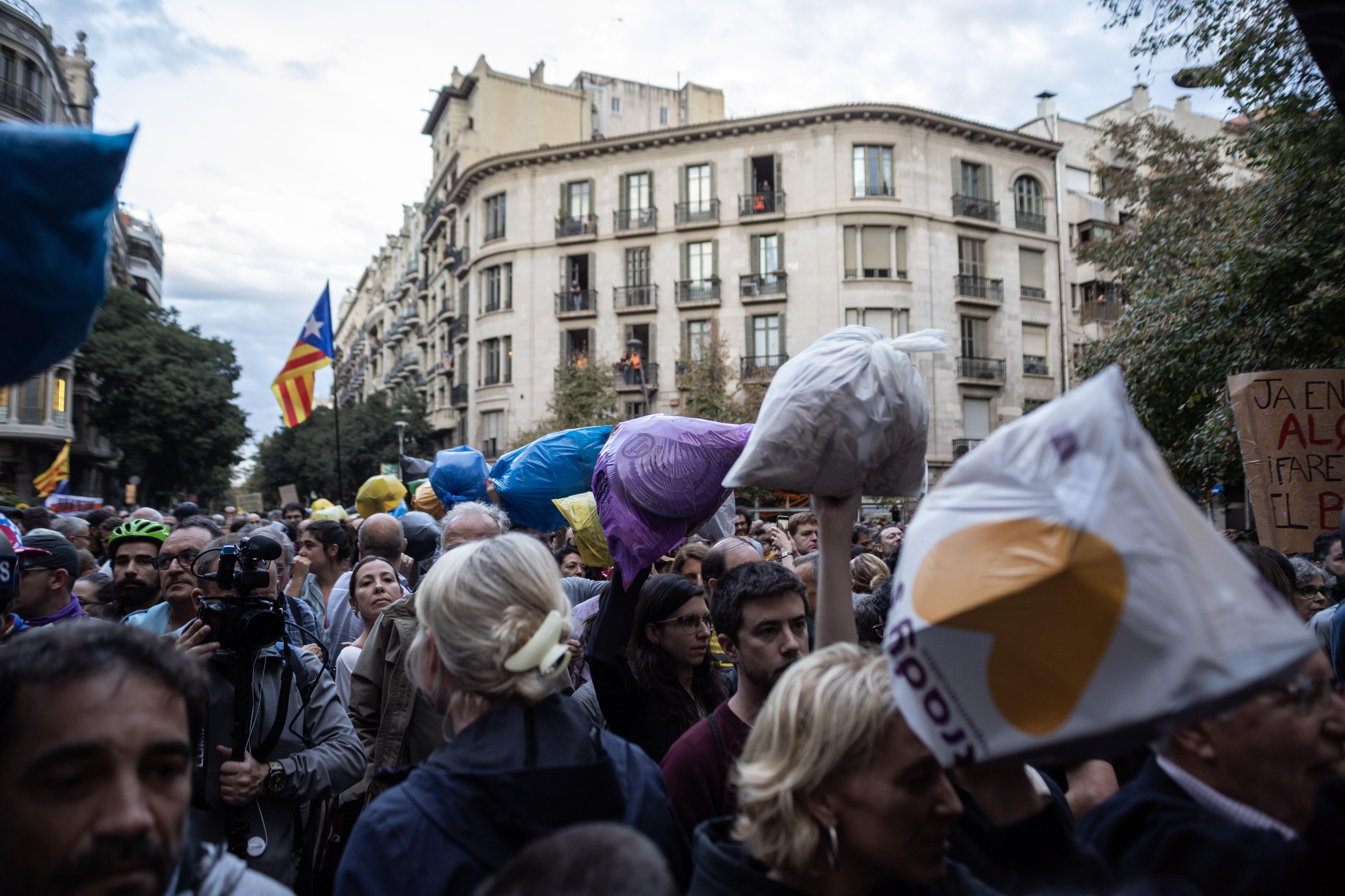 Concentración frente a la Delegación del Gobierno en la séptima jornada de protestas en Barcelona contra la sentencia del procés a 20 de octubre de 2019