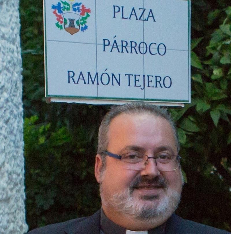 Ramón Tejero junto a su placa en La Cala de Mijas. Fuente: Facebook.
