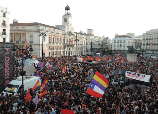 Banderas del PSOE, Equo e IU en la manifestación sobre la continuidad de la Monarquía