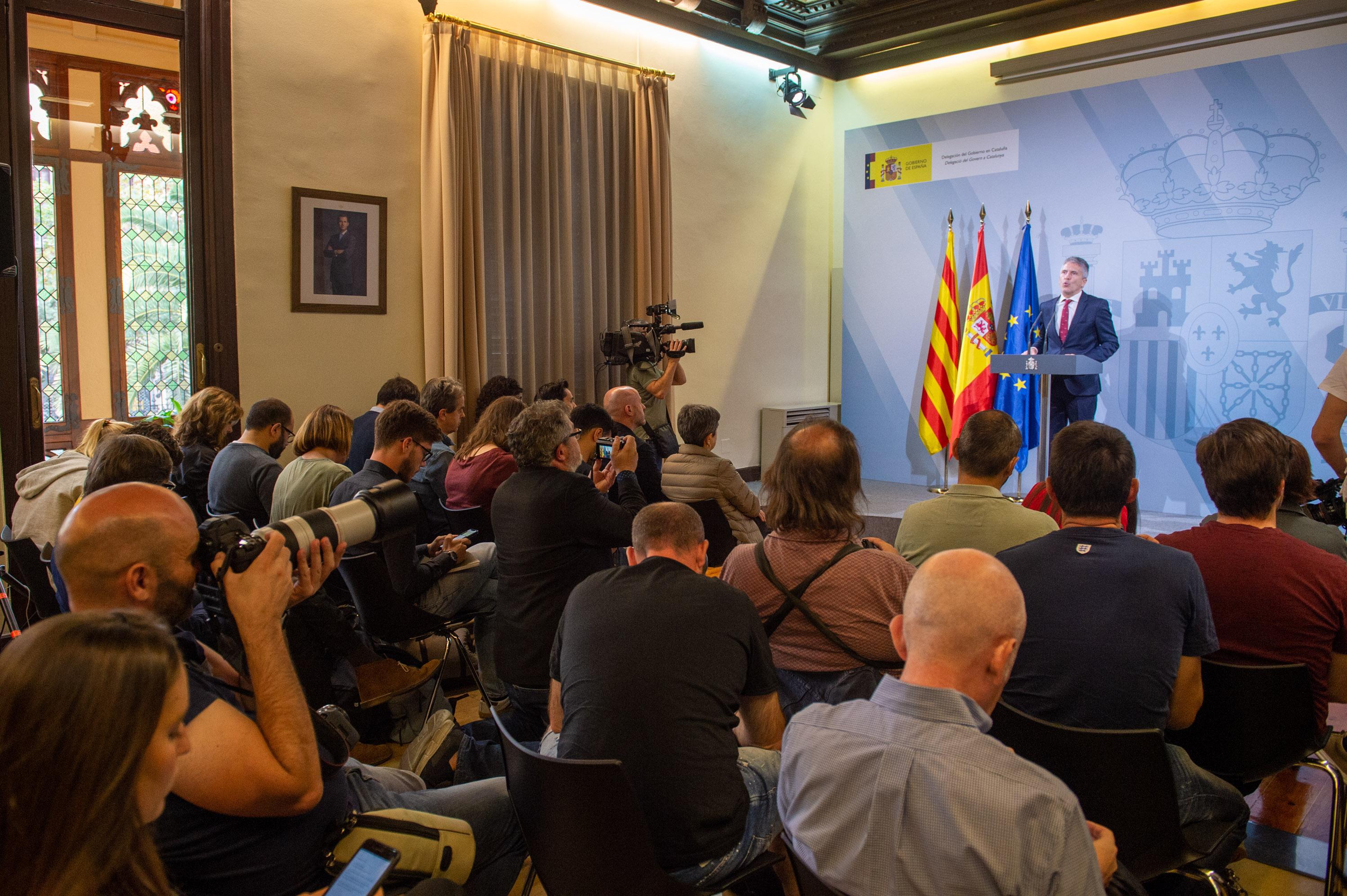 El ministro del Interior en funciones, Fernando Grande-Marlaska, ofrece una rueda de prensa durante su visita a Barcelona.
