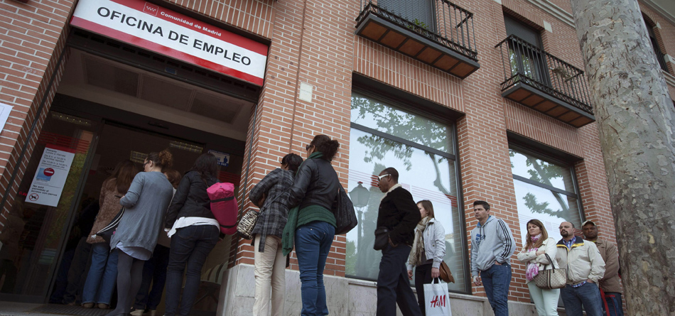 Un grupo de personas hace cola en una oficina del INEM, en Madrid