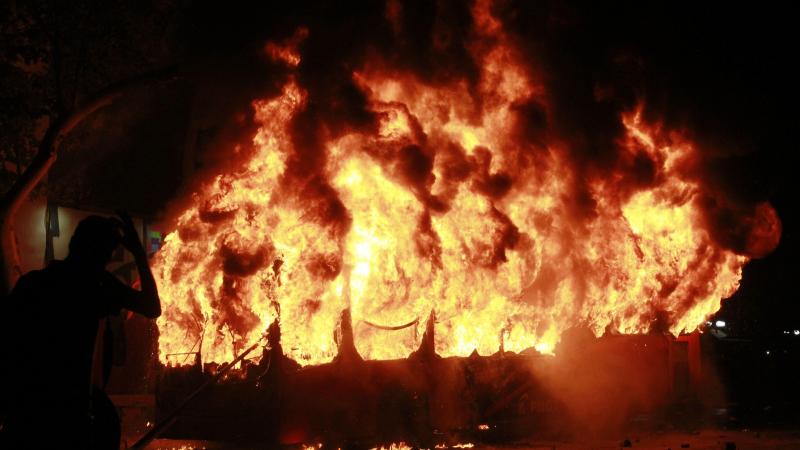 Un autobús arde durante las manifestaciones en Chile. Fuente: Europa Press.