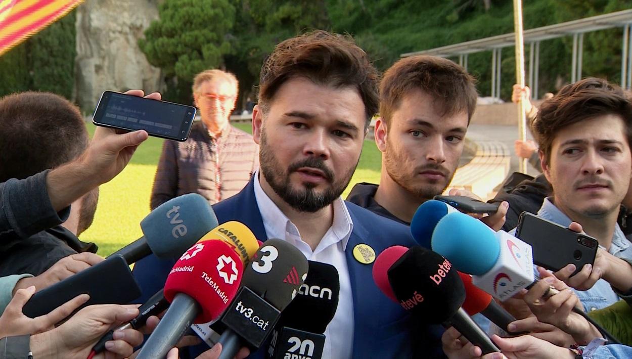 El portavoz de ERC en el Congreso, Gabriel Rufián, atiende a los medios de comunicación