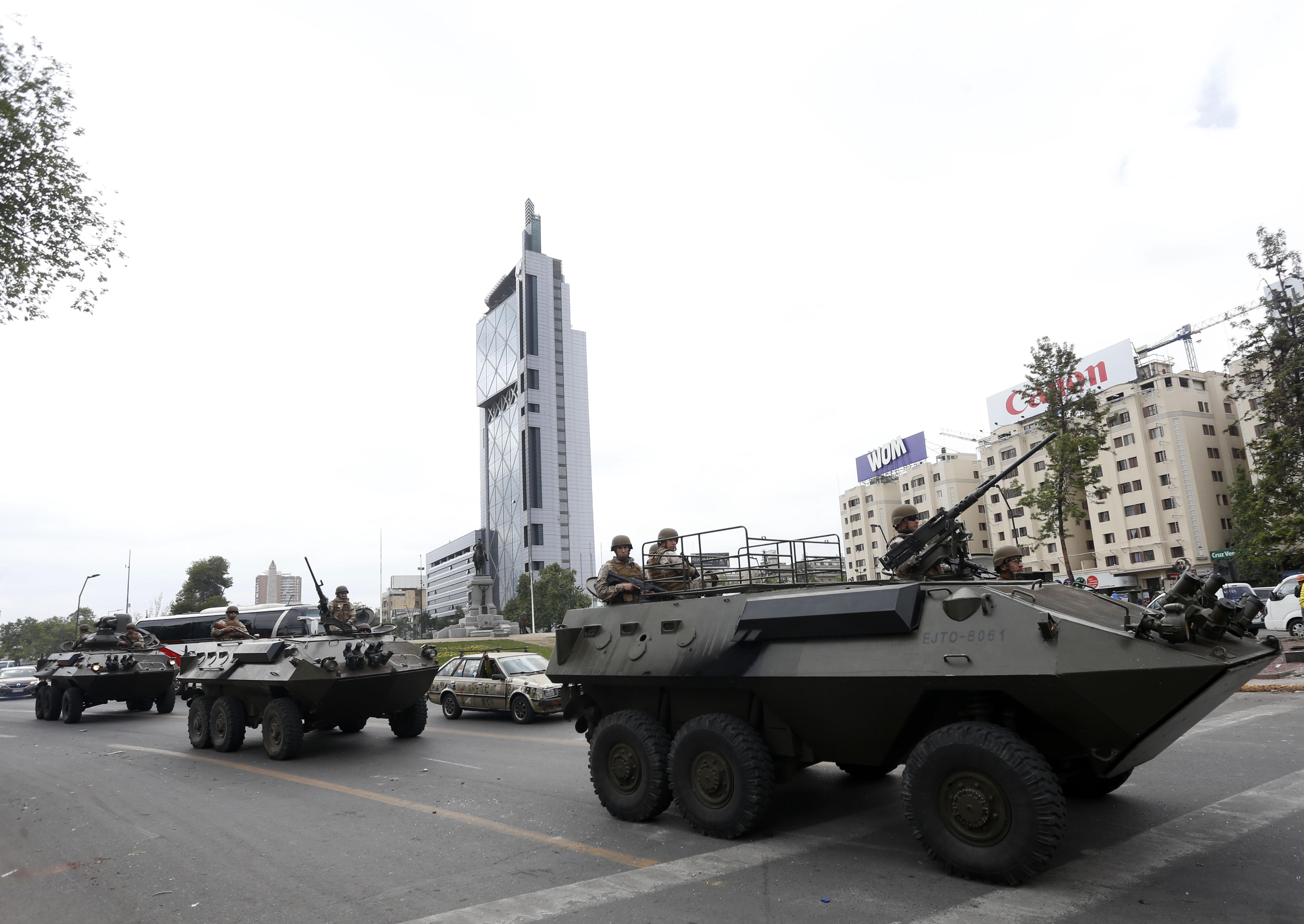 Tanquetas militares en la plaza de Italia de Santiago de Chile después del día de toque de queda. Fuente: Europa Press.