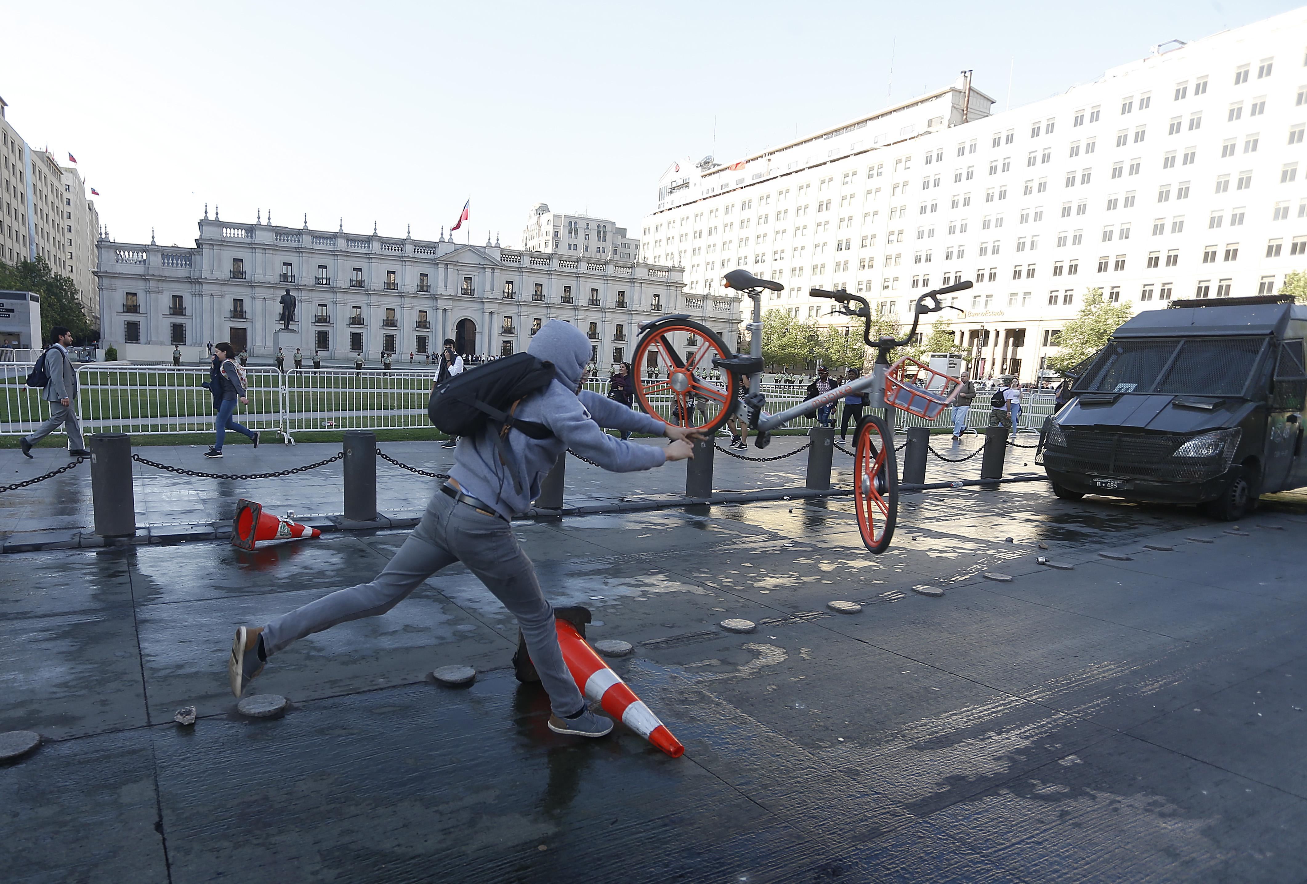 Un manifestante tira una bicicleta durante las protestas. Fuente: Europa Press.