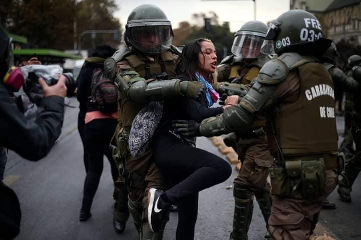 Varios militares rodean y agarran a una manifestante. Fuente: Redes sociales.
