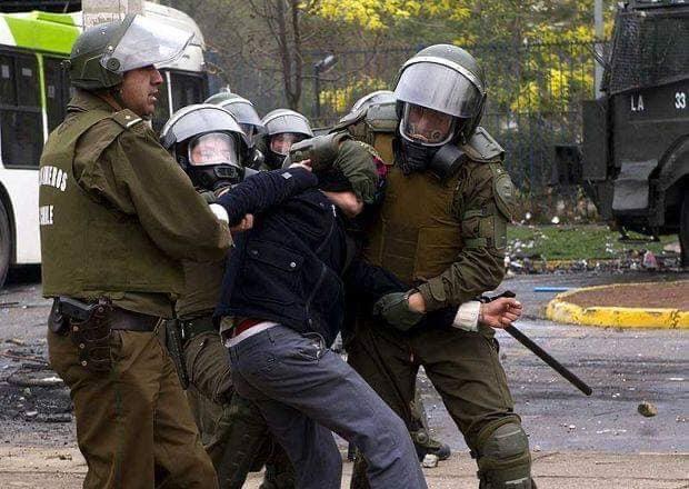 Militares agarran a un manifestante. Fuente: Redes sociales.