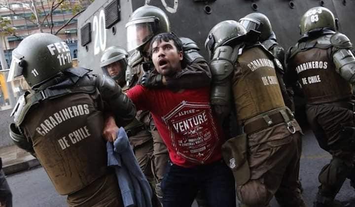 Un grupo de militares agarran por el cuello y se llevan detenido a un manifestante. Fuente: Redes sociales.