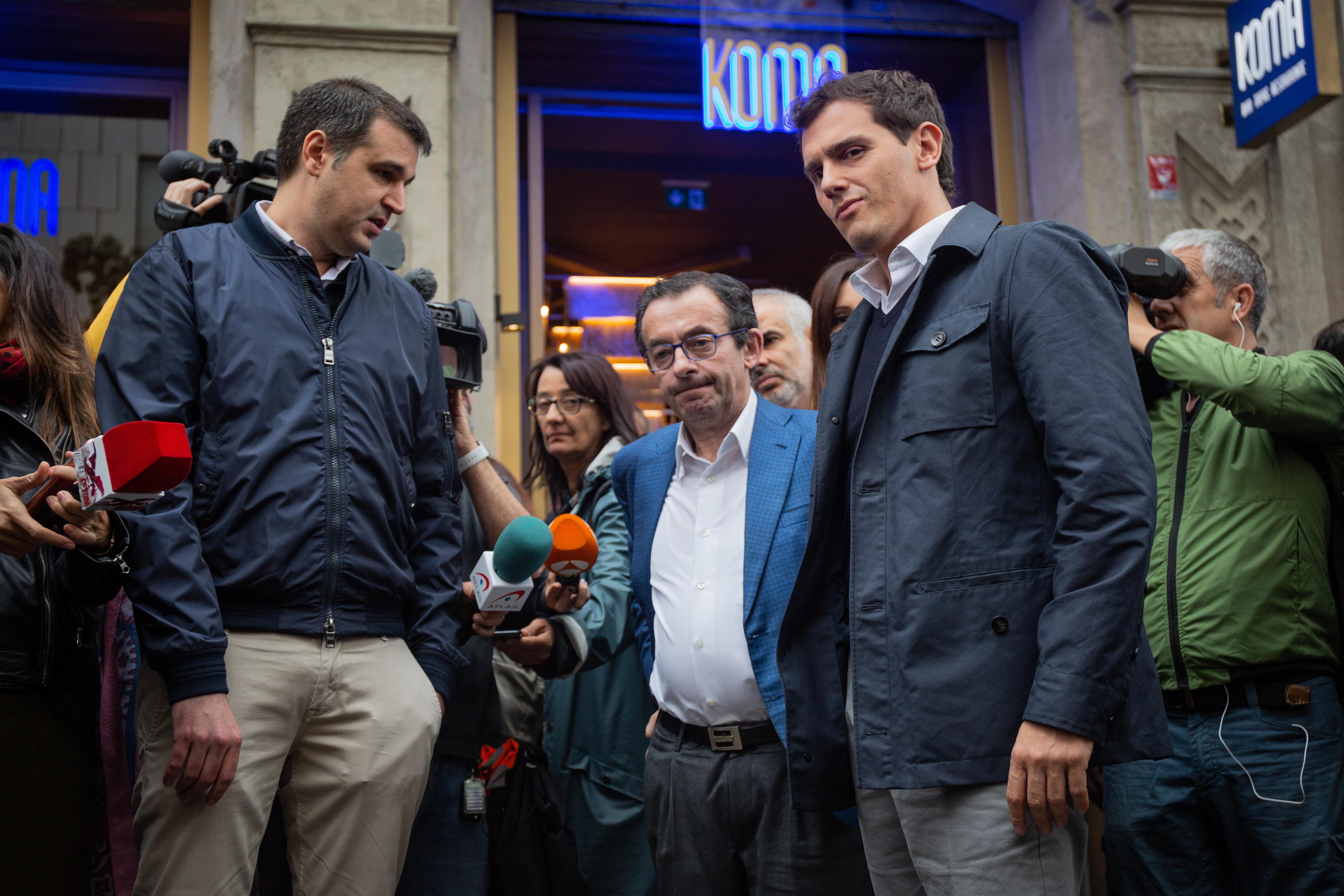 El presidente de Ciudadanos Albert Rivera durante su visita a diferentes establecimientos afectados por los disturbios en Barcelona. Europa Press.