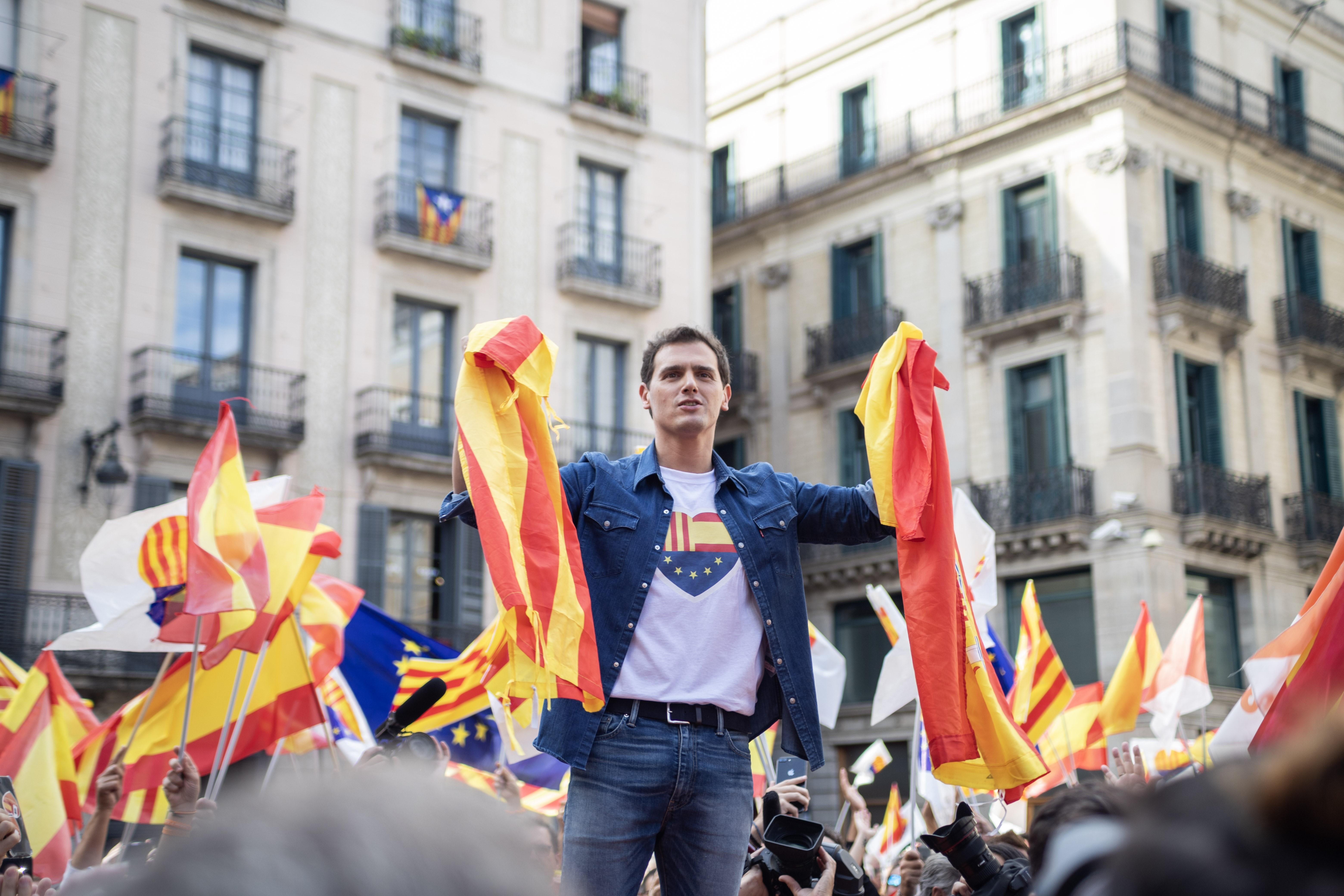El presidente de Ciudadanos Albert Rivera con dos banderas españolas en la concentración bajo el lema '¡Basta ya! Justicia y convivencia' en Barcelona