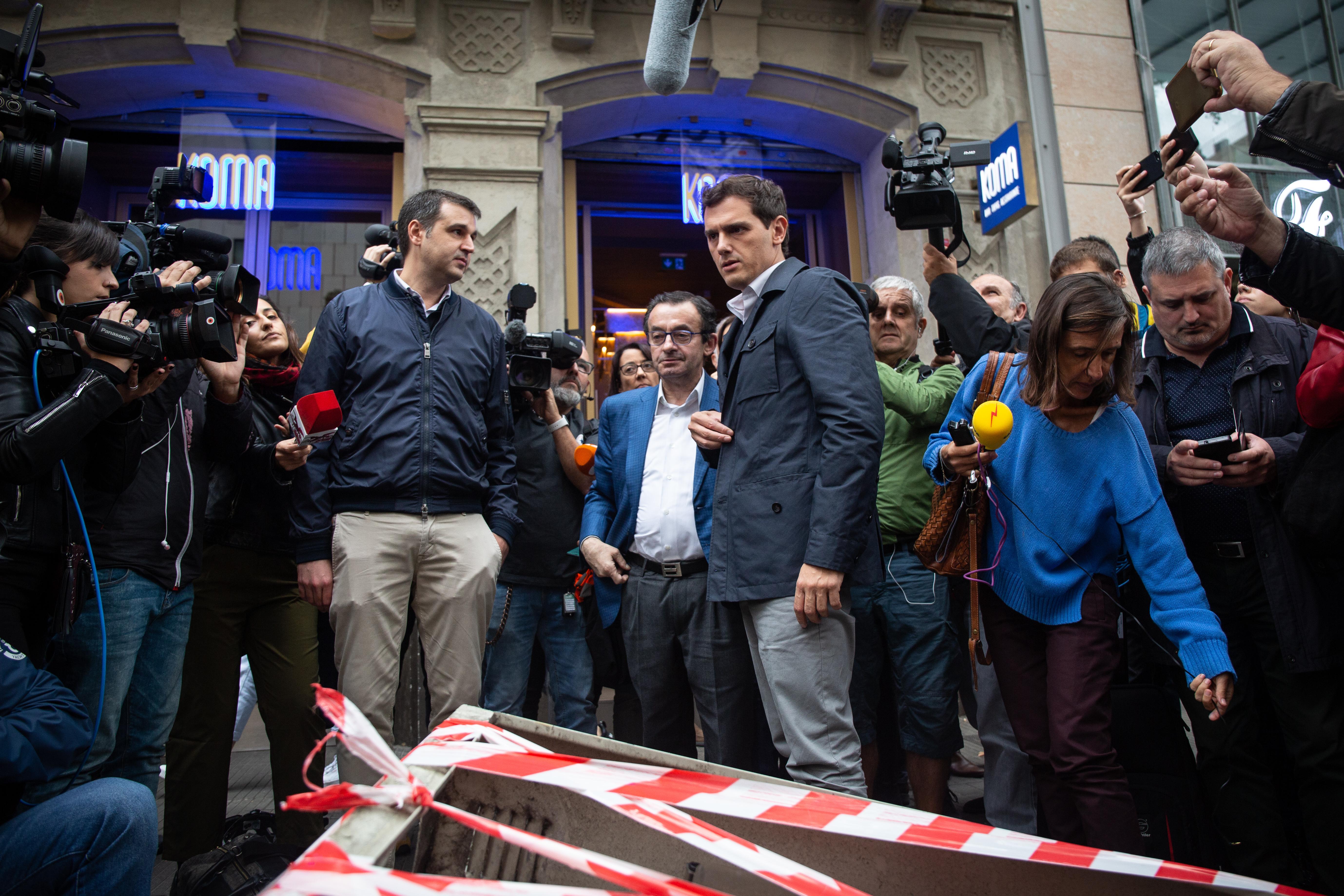 El presidente de Ciudadanos Albert Rivera durante su visita por diferentes establecimientos afectados por los disturbios en Barcelona. Europa Press.