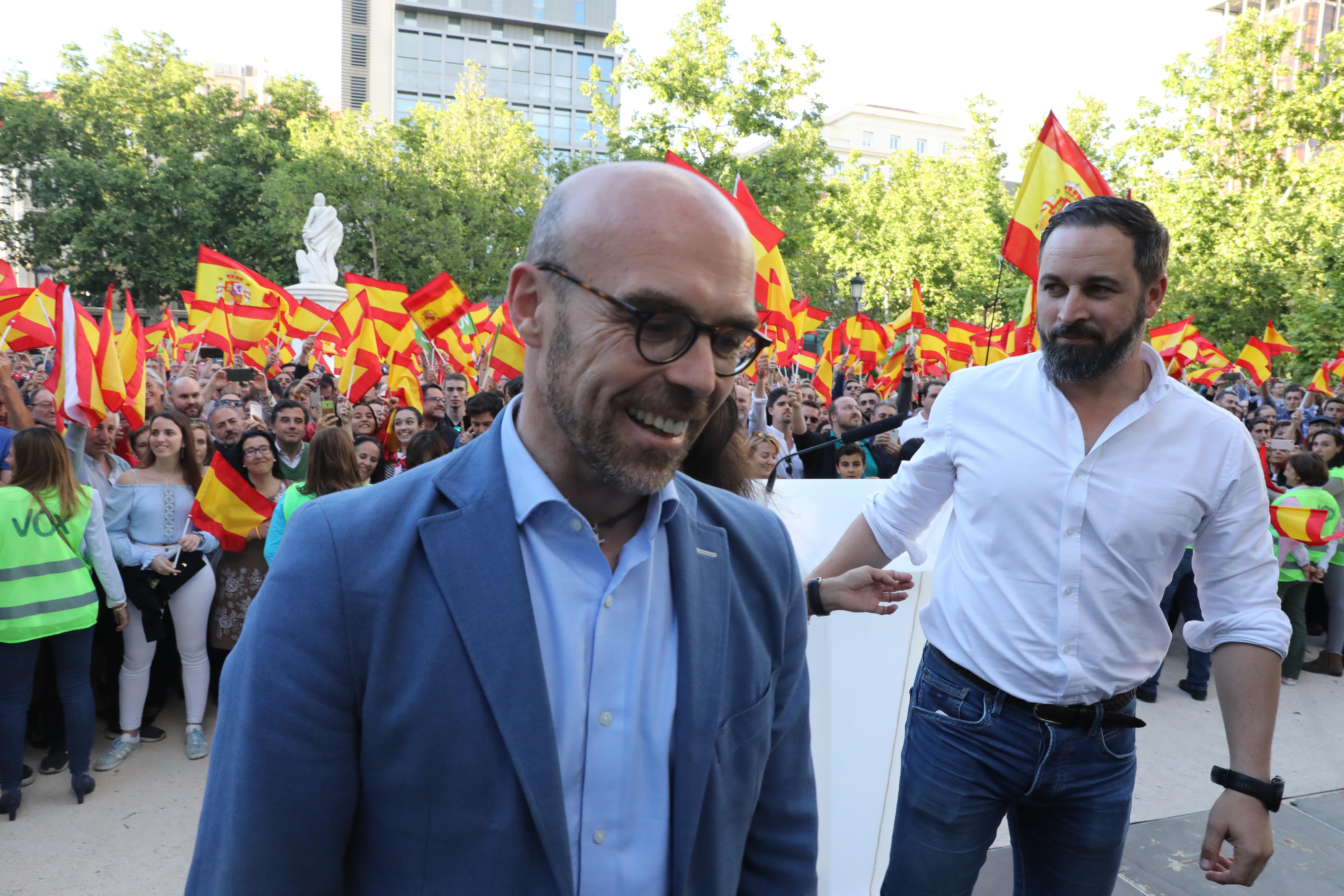 El candidato a las elecciones europeas Jorge Buxadé interviene en el cierre de campaña electoral de Vox en la Plaza de la Villa de París en Madrid