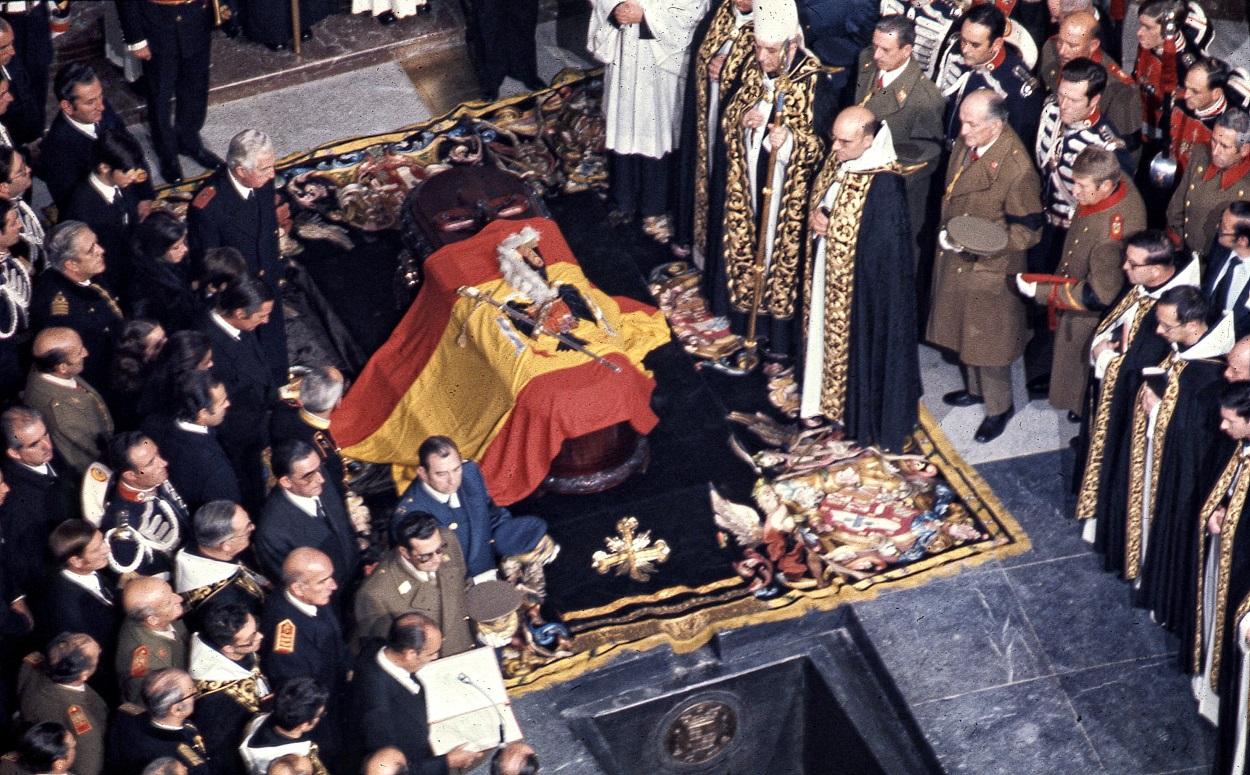 Vista del féretro, tapado por la bandera y el escudo de España durante el franquismo, que contiene el cuerpo del dictador Francisco Franco