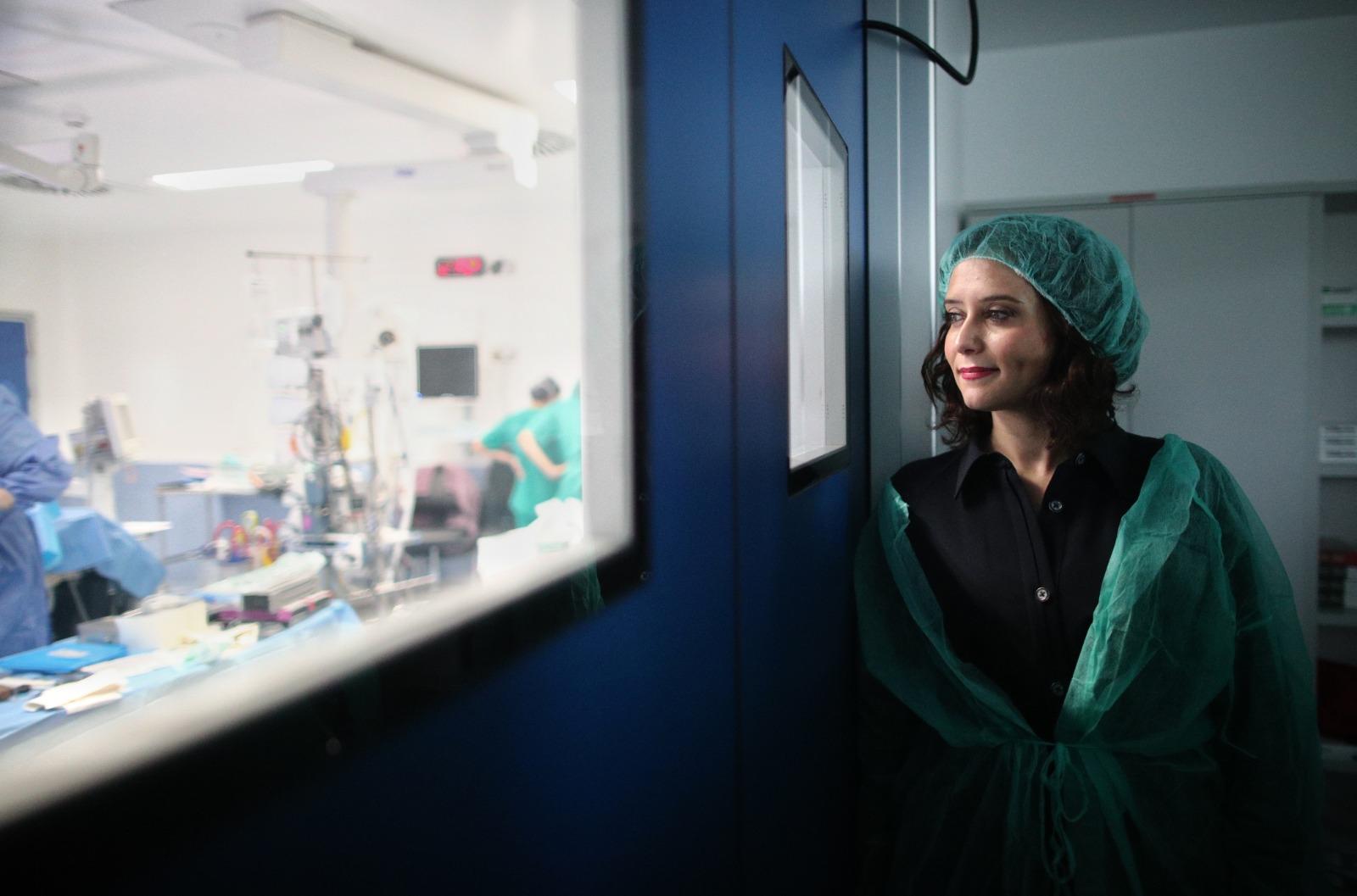 Isabel Díaz Ayuso visita los quirófanos del Hospital 12 de Octubre