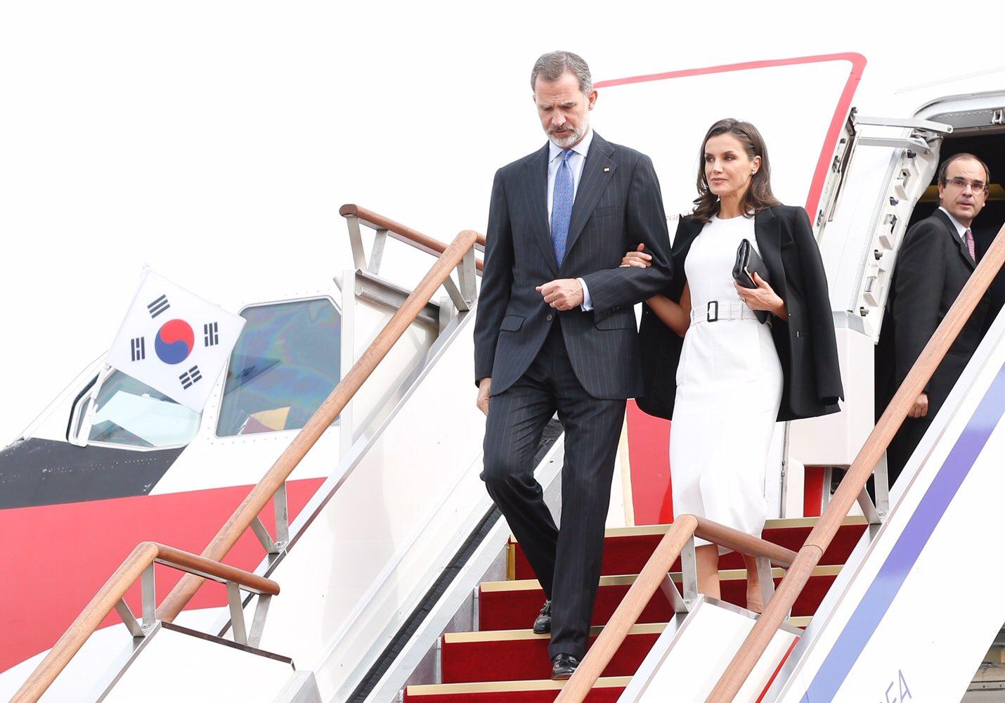 Los Reyes a su llegada a la base aérea militar de Seúl. Fuente: Casa Real