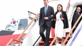 Los Reyes a su llegada a la base aérea militar de Seúl. Fuente: Casa Real