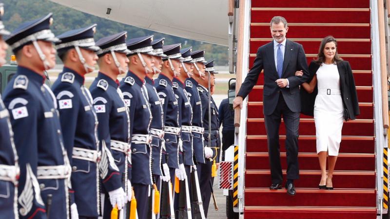 Los Reyes llegan a Seúl y Letizia luce su vestido blanco