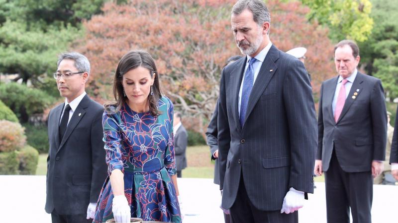 Los Reyes realizan la ofrenda floral en el Cementerio Nacional de Seúl.