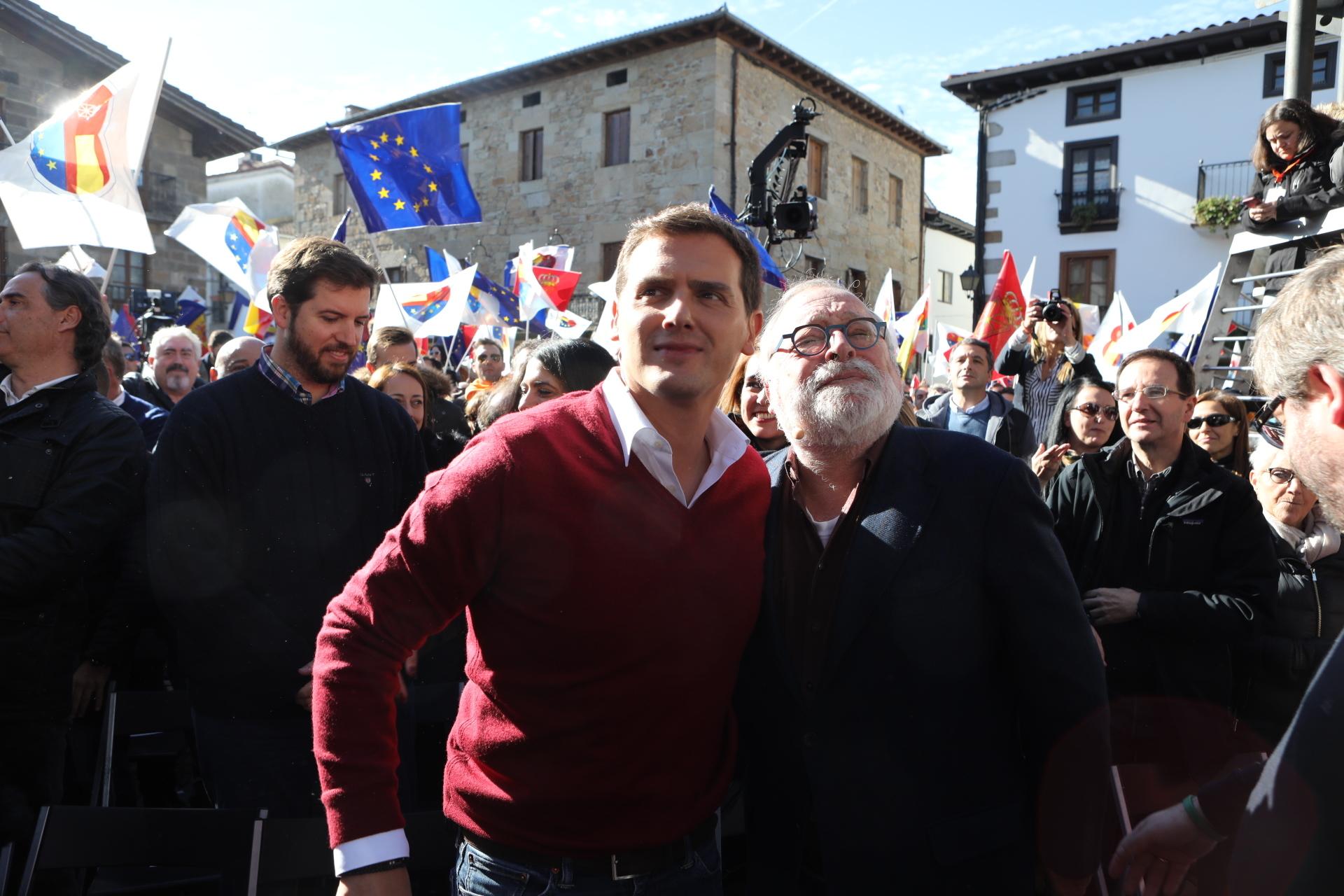 El presidente de Ciudadanos Albert Rivera junto al filósofo y escritor Fernando Savater posan juntos en el acto de la plataforma España Ciudadana en Alsasua, Navarra. Europa Press