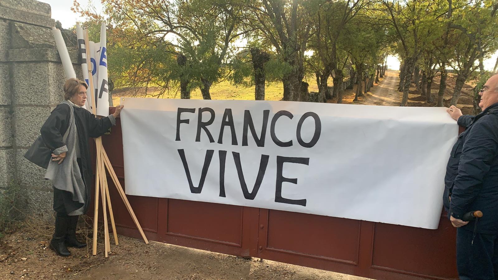 Pancarta desplegada por Pilar Gutiérrez en el Valle de los Caídos. Luis Abascal