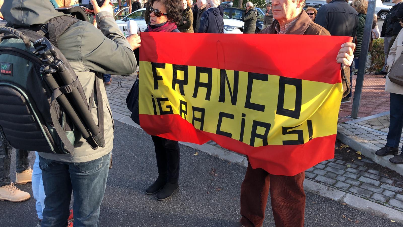 "Franco Gracias", en los lemas de Mingorrubio el día de la exhumación de Francisco Franco