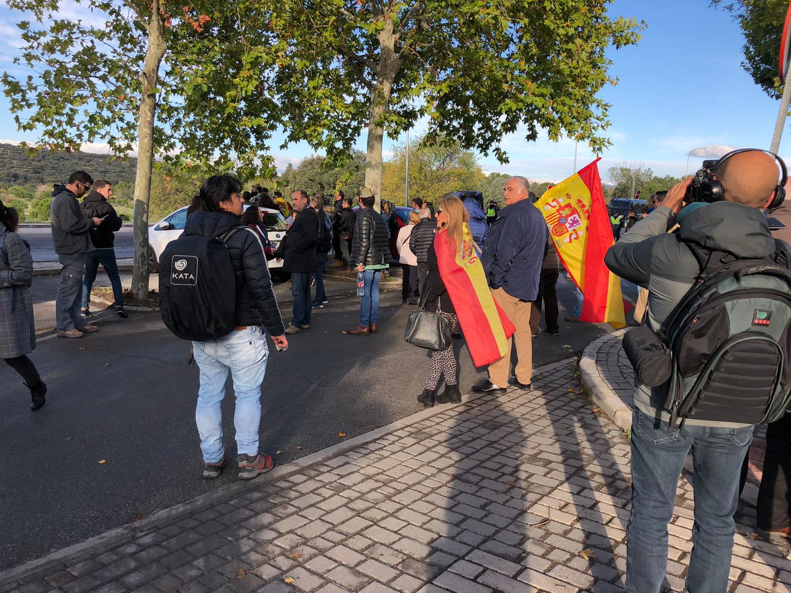 Varios congregados en Mingorrubio esperan la llegada del cuerpo de Francisco Franco.