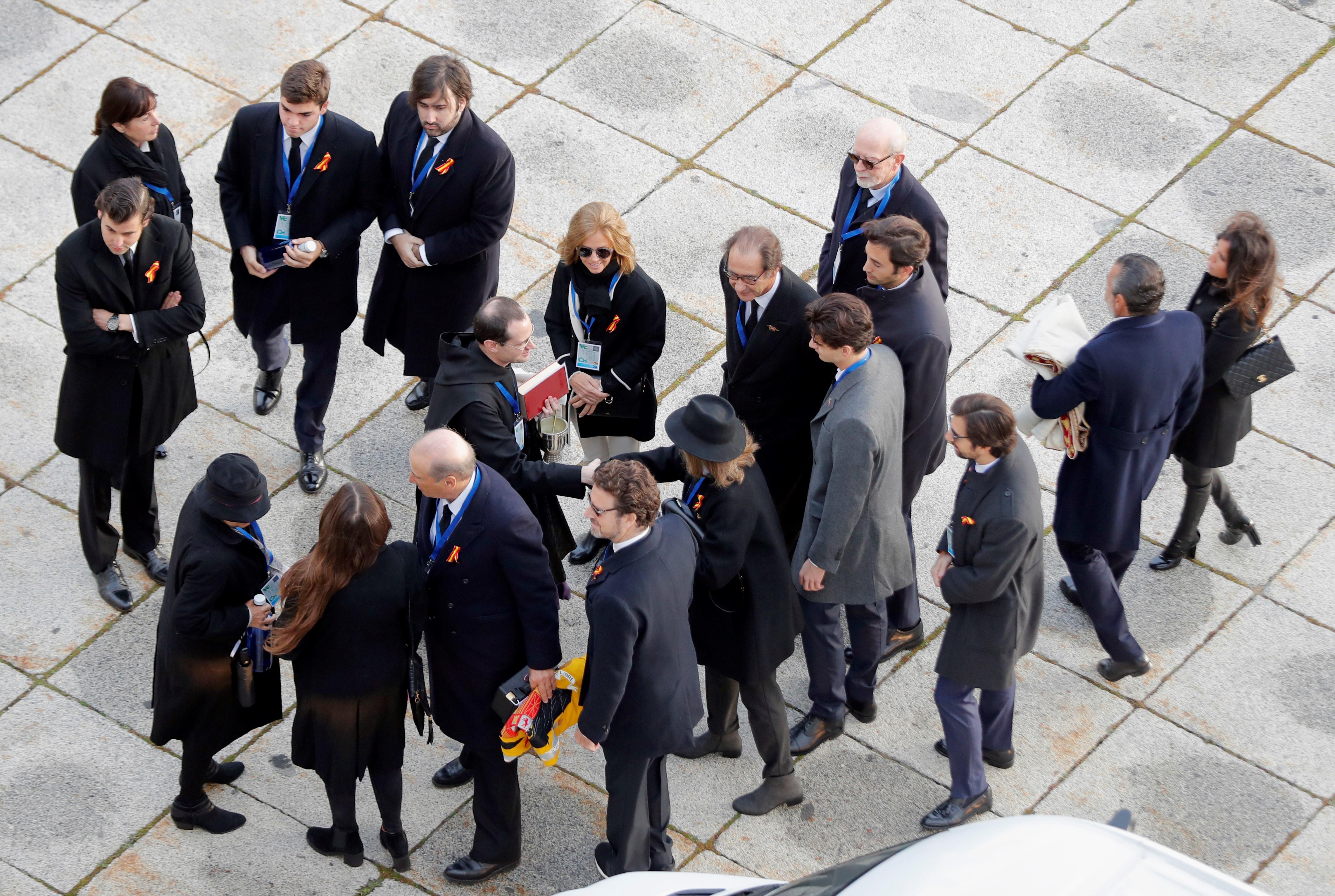 Los familiares de la familia Franco son recibidos por el prior de la basílica del Valle de los Caídos, Santiago Cantera, para asistir a la exhumación de los restos del dictador en la basílica