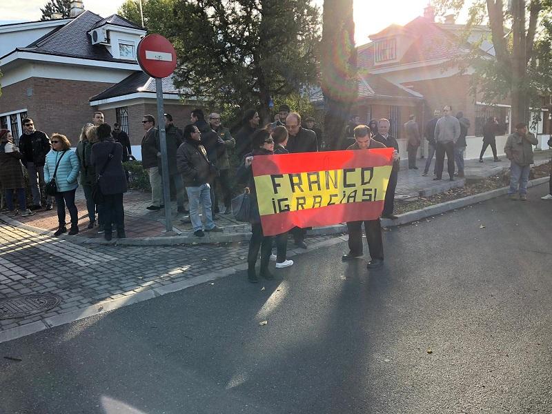 Un hombre con una bandera de España que reza gracias Franco