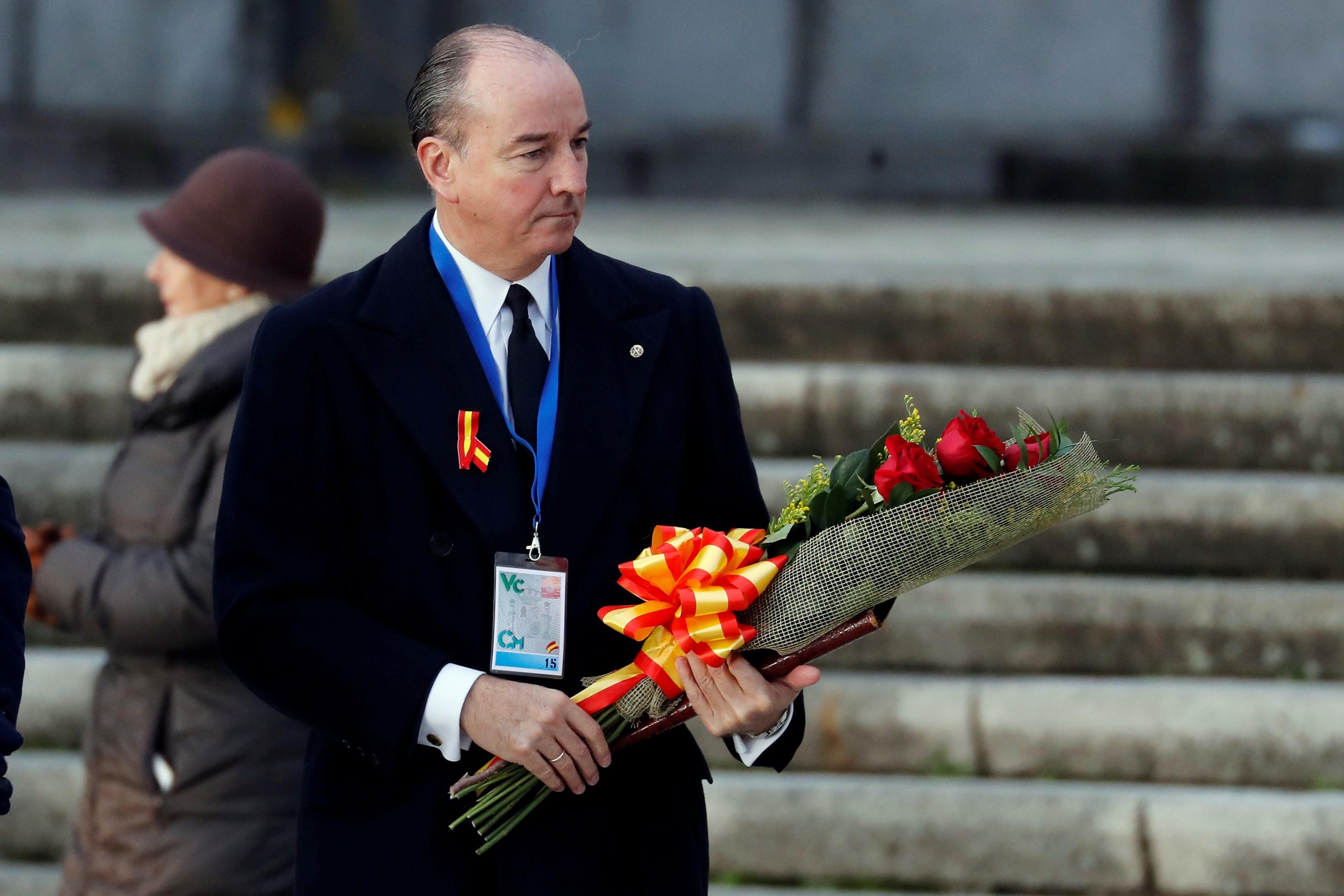 El abogado de la familia Franco, Felipe Utrera Molina porta un ramo de flores a su llegada al Valle de los Caídos de donde serán exhumados los restos de Francisco Franco y trasladados al cementerio de El Pardo-Mingorrubio para su reinhumación.