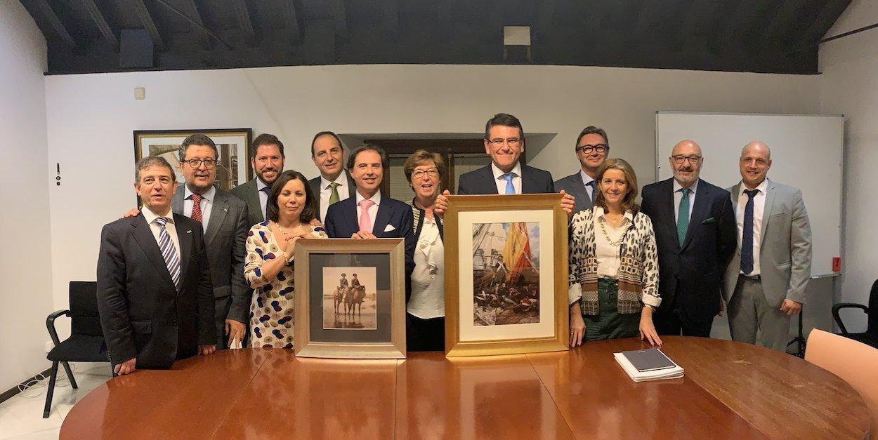 Foto de familia de los diputados andaluces de Vox publicada su cuenta de Twitter, mostrando los cuadros 'Pareja de guardias civiles' y 'Mi bandera', del pintor catalán de temas militares Dalmau-Ferrer.