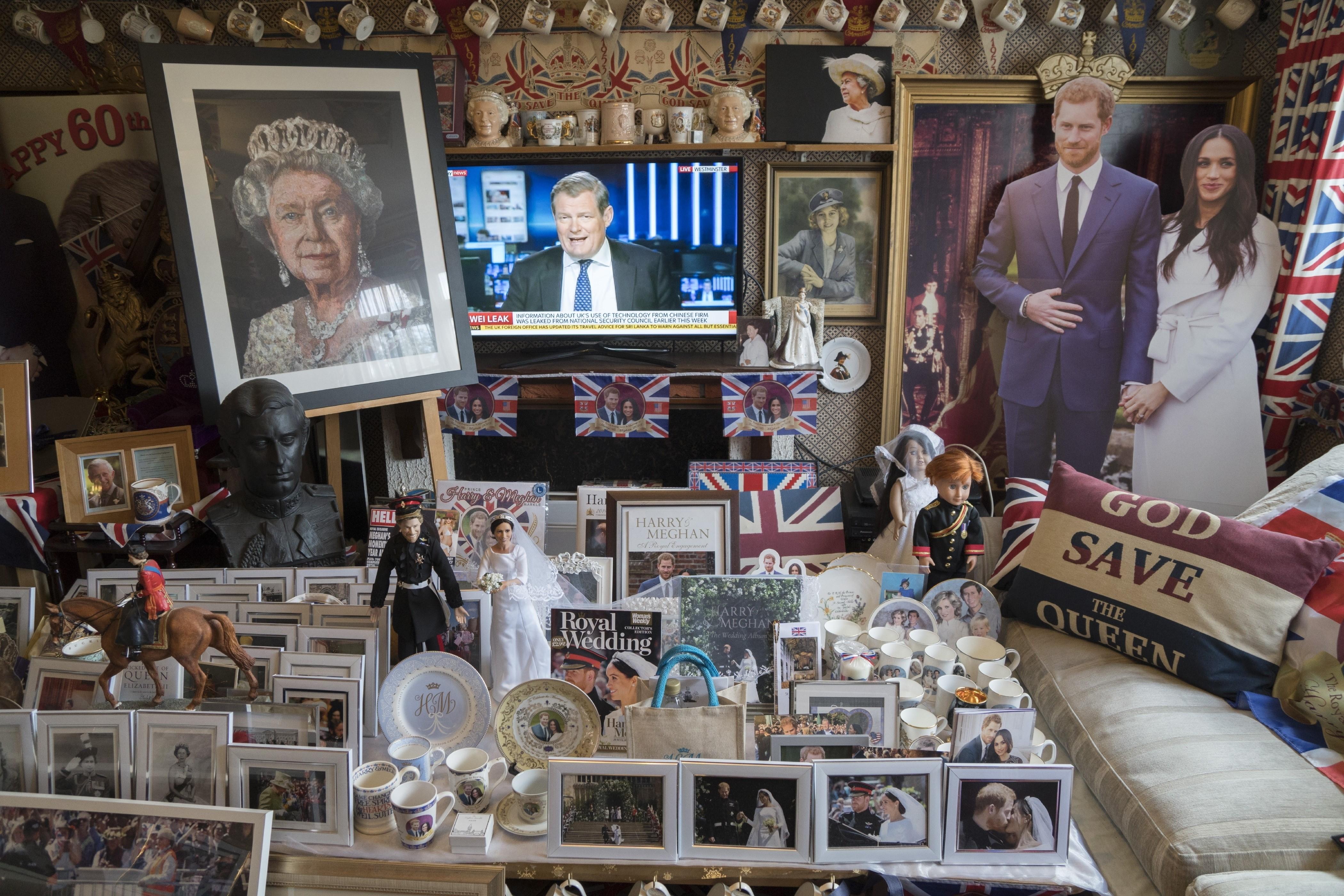 Varios souvenirs de la familia real británica, con imágenes de la reina Isabel II, el príncipe Harry y Meghan Markle.