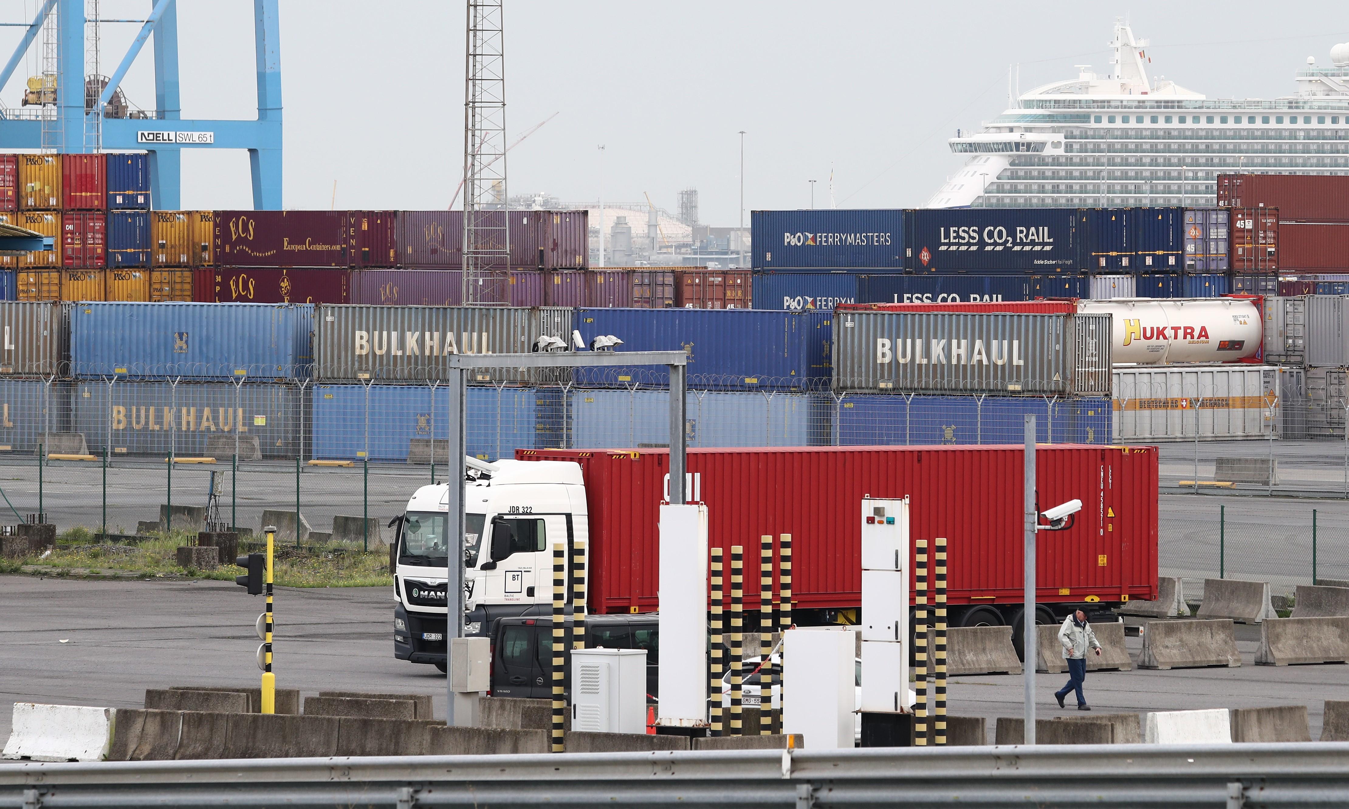 Varios contenedores en el puerto belga de Zeebruge, de donde partió el camión con 39 cadáveres de personas chinas.