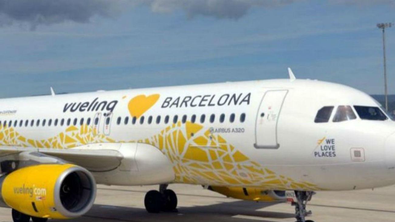 Avión de Vueling en una pista. Fuente: Telemadrid
